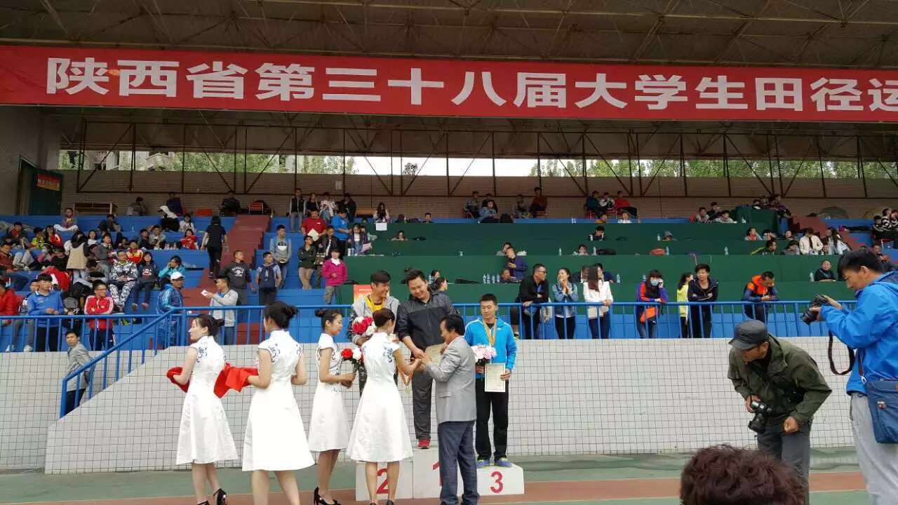 刘万斌部长为获奖运动员颁奖