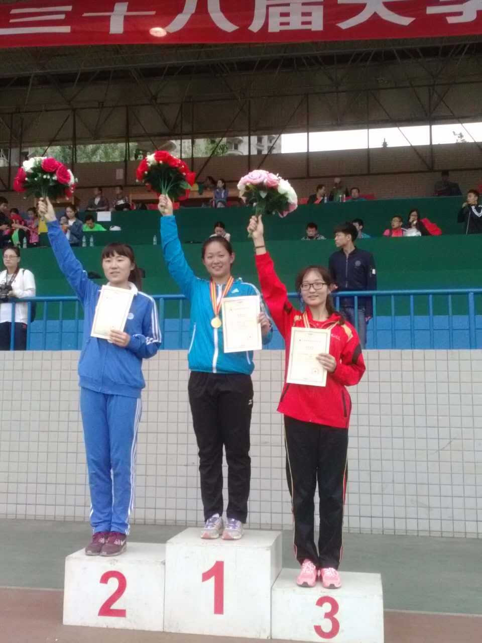 女子100米颁奖
