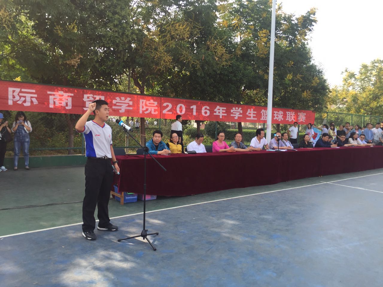 裁判员代表牛晓强老师宣誓